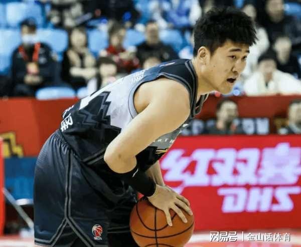 华体会真人-咋了麻这是？“当家球星”12投3中，正负值-29，网友：你才25岁啊