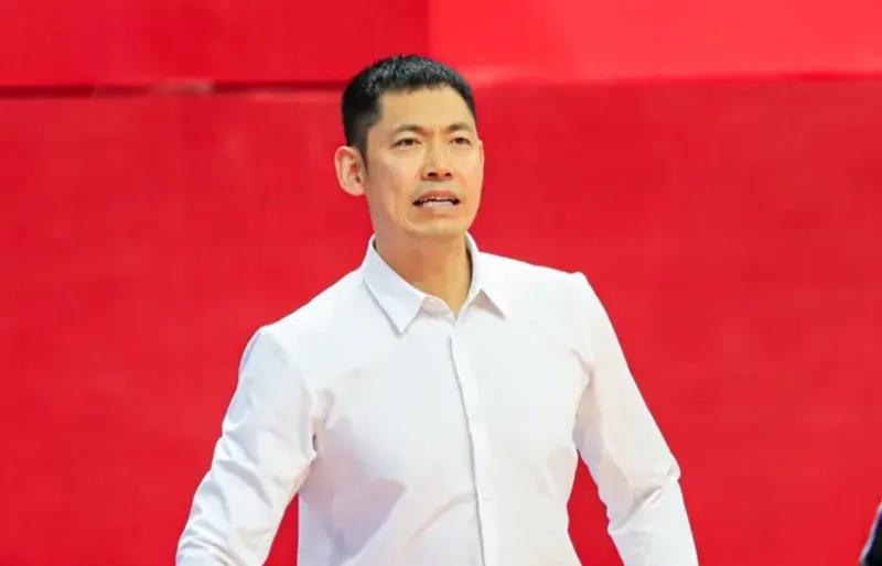 华体会真人网址-张庆鹏确定离任，本赛季用人+攻守都不行，北控天亮了？